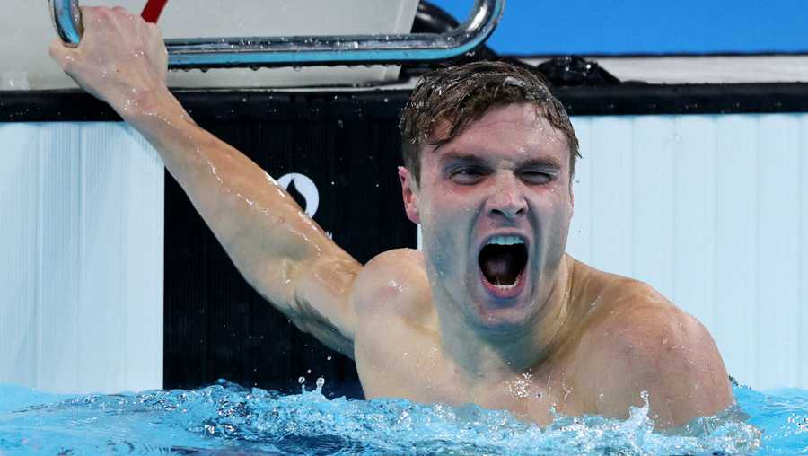 Bobby Finke of Team United States celebrates after winning gold in a world record time in the Men's 1500m Freestyle Final on day nine of the Olympic Games Paris 2024 at Paris La Defense Arena on August 04, 2024 in Nanterre, France.