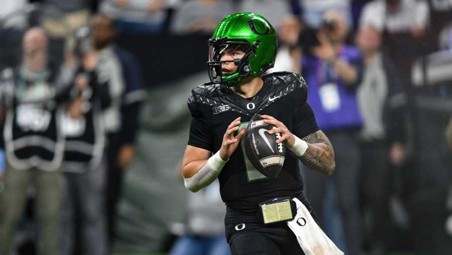 INDIANAPOLIS, IN - DECEMBER 07: Oregon Ducks QB Dillon Gabriel (8) drops back into the pocket during the Big Ten Championship football game between the Penn State Nittany Lions and the Oregon Ducks on December 7, 2024 at Lucas Oil Stadium in Indianapolis, IN (Photo by James Black/Icon Sportswire via Getty Images)